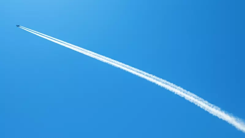 青空に一本の白い飛行機雲 