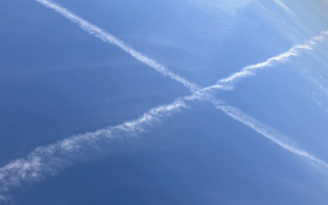 クロスした飛行機雲