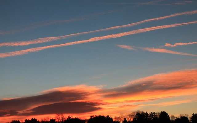 夕方の飛行機雲